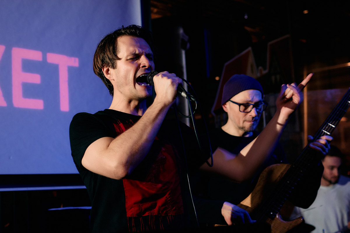 Александр Аладышев хорошо известен не только в нашем городе, но и далеко за его пределами как талантливый актер театра и кино, артист мюзикла. В его активе работа во Владимирском академическом театре драмы, московском драматическом театре под руководством Армена Джигарханяна, создание Театрального товарищества «Завод», который наделал немало шума в мире искусства. Но Александр куда больше, чем актер и режиссер. Еще он певец и композитор, основатель группы Love Rocket, у которой вчера состоялся концерт.